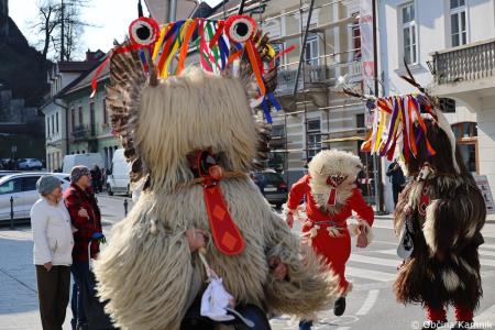 Kamnik so obiskali koranti iz Zamušanov pri Ptuju in v mestno jedro privabili nepregledno množico, željno ogleda tradicionalne pustne šege (29)